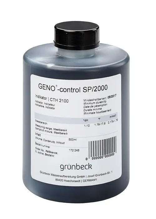 Schwarze Flasche mit grauem Inhalt, auf dem Etikett Informationen zu einem Indikator von Grünbeck für die Resthärte, 500 ml, mit Maßeinheiten und Haltbarkeitsdatum.